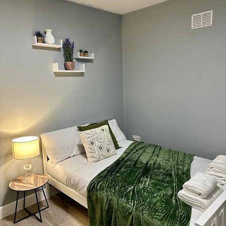 Northolt  Cosy Ensuite Double Room, Near Heathrow Airport מראה חיצוני תמונה
