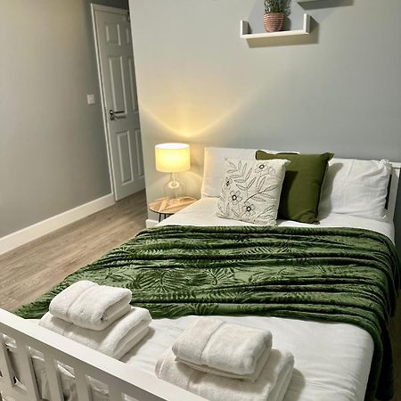 Northolt  Cosy Ensuite Double Room, Near Heathrow Airport מראה חיצוני תמונה