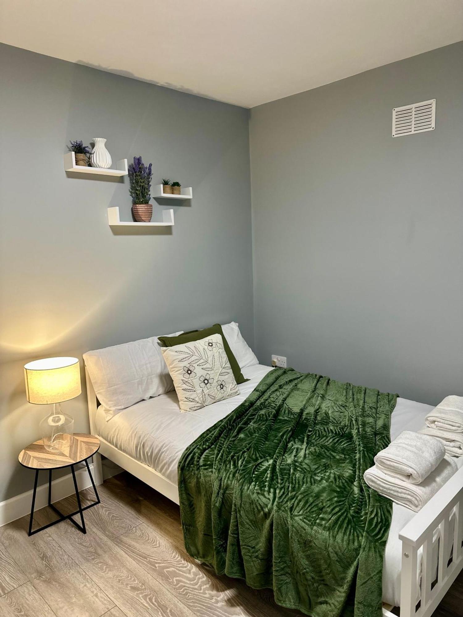 Northolt  Cosy Ensuite Double Room, Near Heathrow Airport מראה חיצוני תמונה