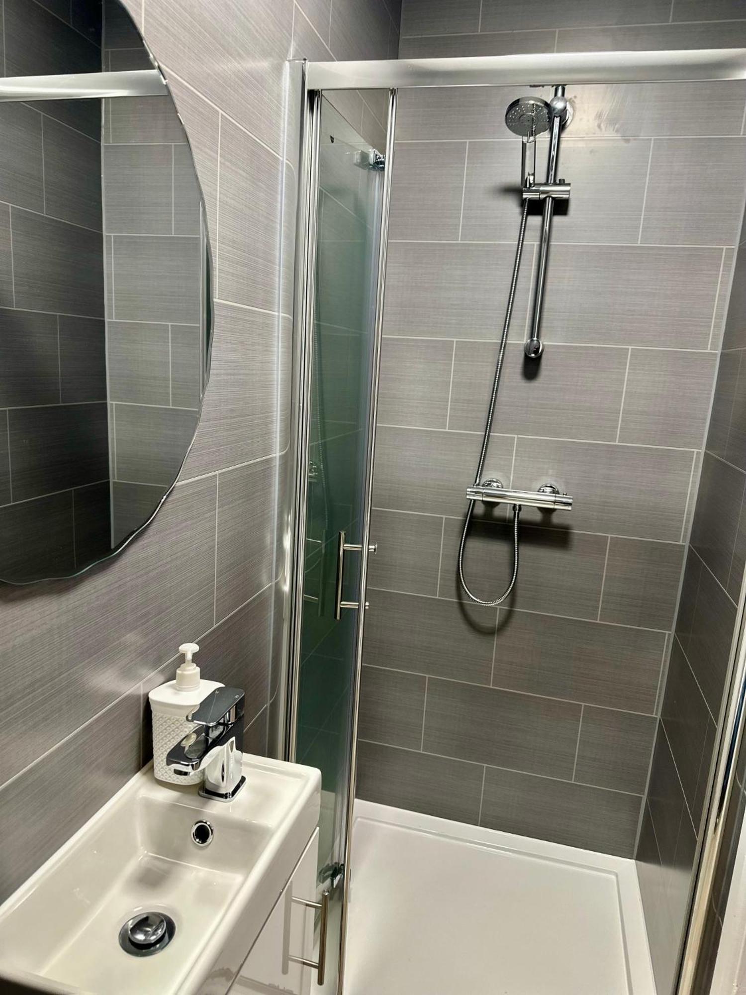 Northolt  Cosy Ensuite Double Room, Near Heathrow Airport מראה חיצוני תמונה