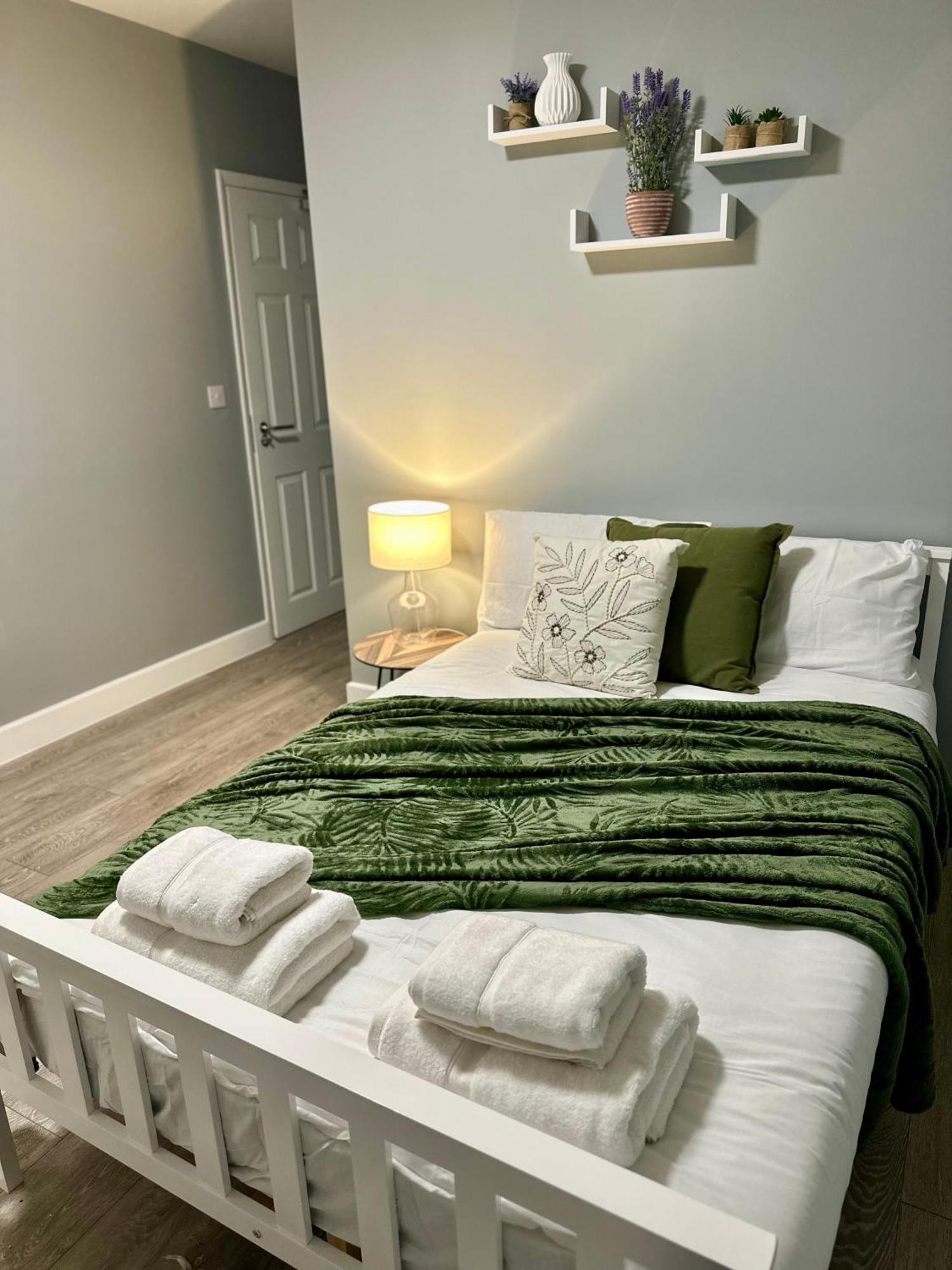 Northolt  Cosy Ensuite Double Room, Near Heathrow Airport מראה חיצוני תמונה