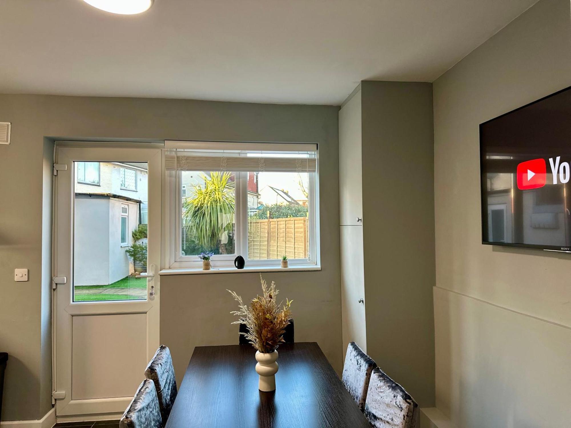 Northolt  Cosy Ensuite Double Room, Near Heathrow Airport מראה חיצוני תמונה
