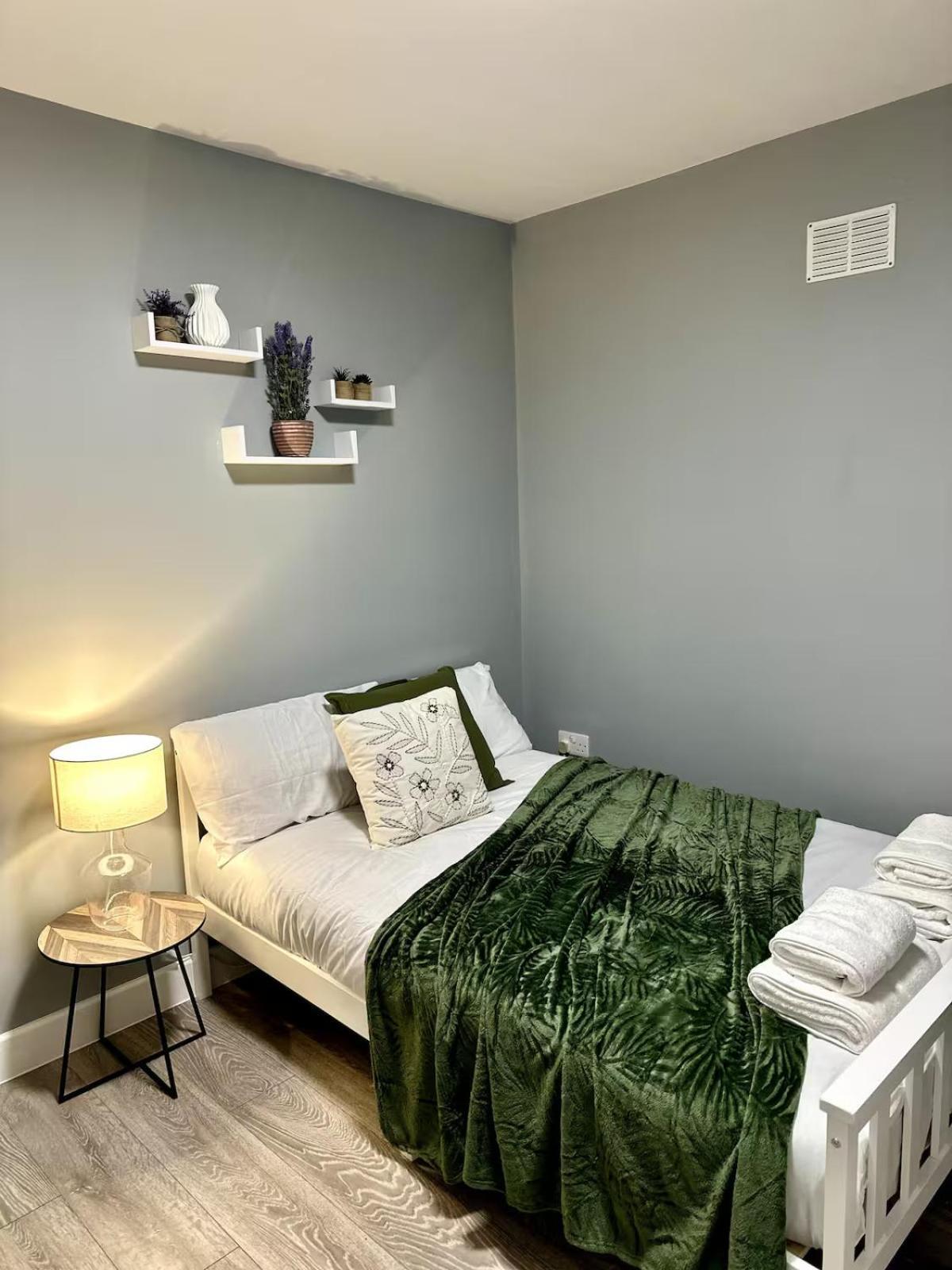 Northolt  Cosy Ensuite Double Room, Near Heathrow Airport מראה חיצוני תמונה