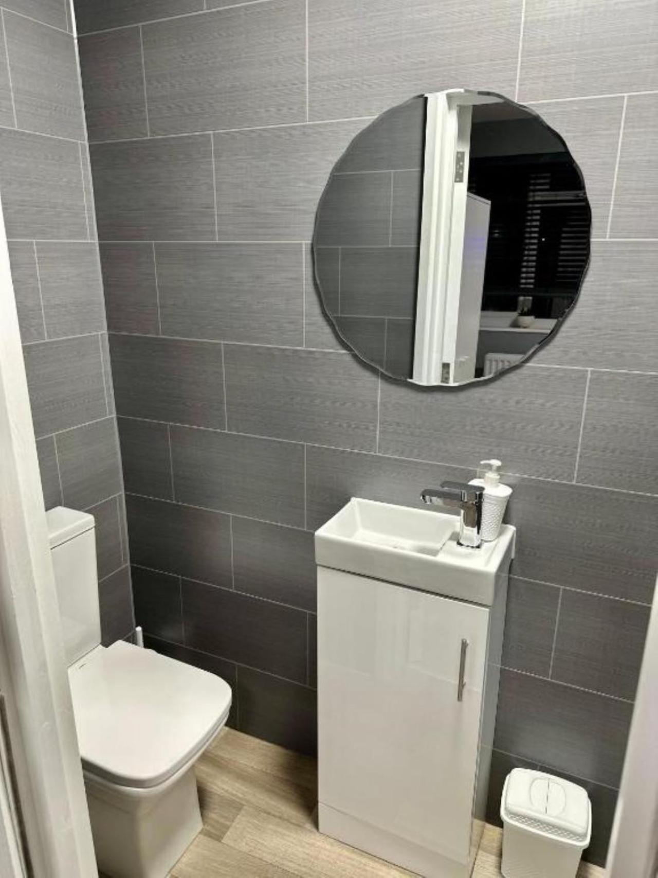 Northolt  Cosy Ensuite Double Room, Near Heathrow Airport מראה חיצוני תמונה